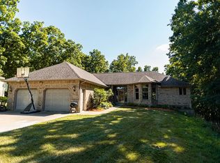 8954 Pheasant Ln, Dubuque, IA 52003