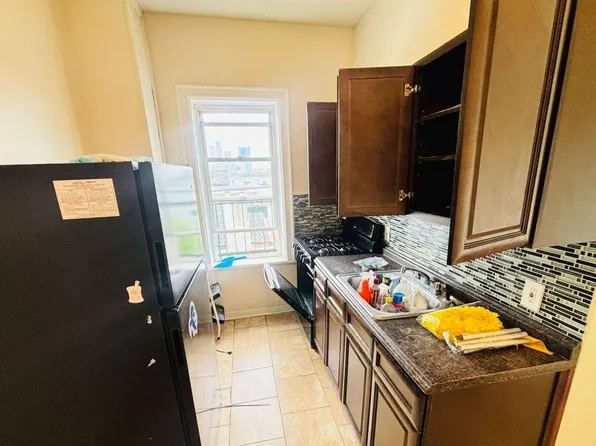 966 Summit Avenue image 1 of 9