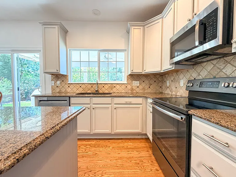 9794 Newcastle Dr — Photo 15