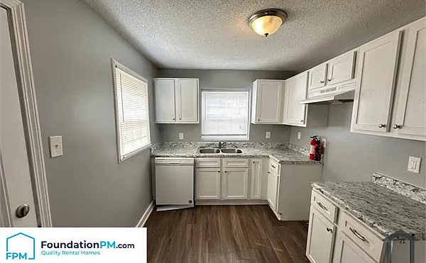 1392 Kyle St — Photo 3
