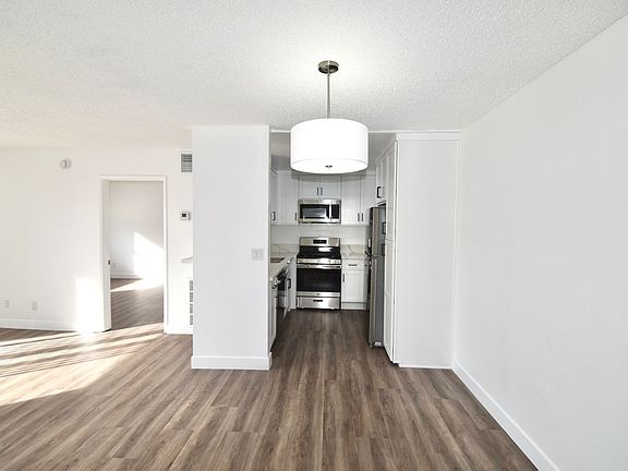 3rd image of 12249 Oxnard St APT 104