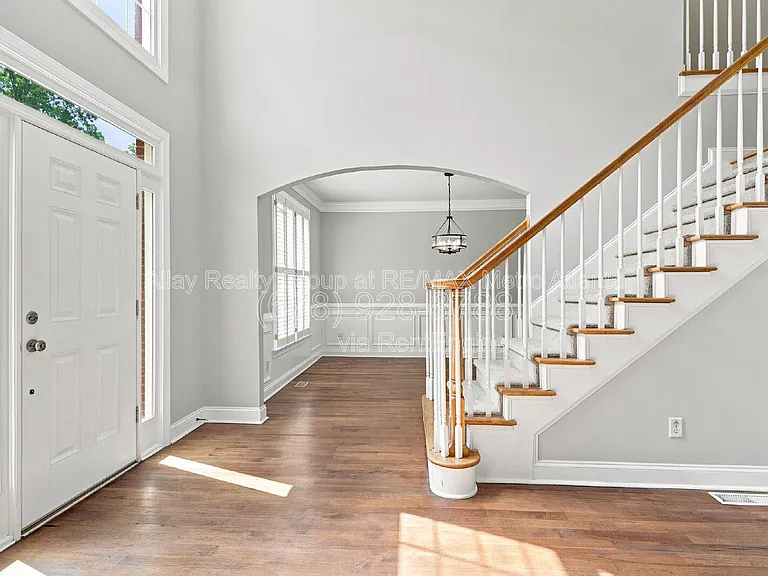 6725 Ridgefield Dr — Photo 4