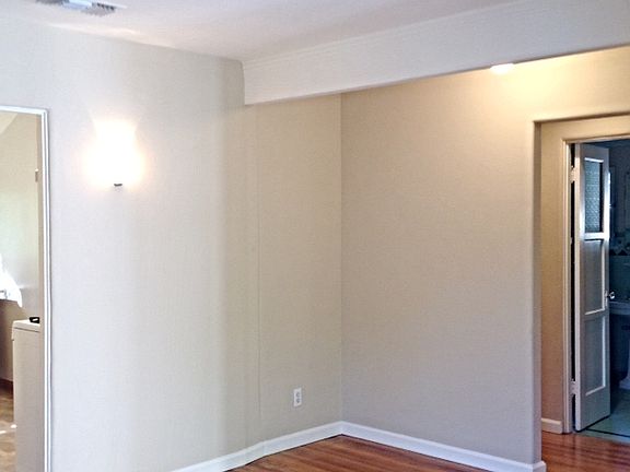 4th image of 2626 N Beachwood Dr