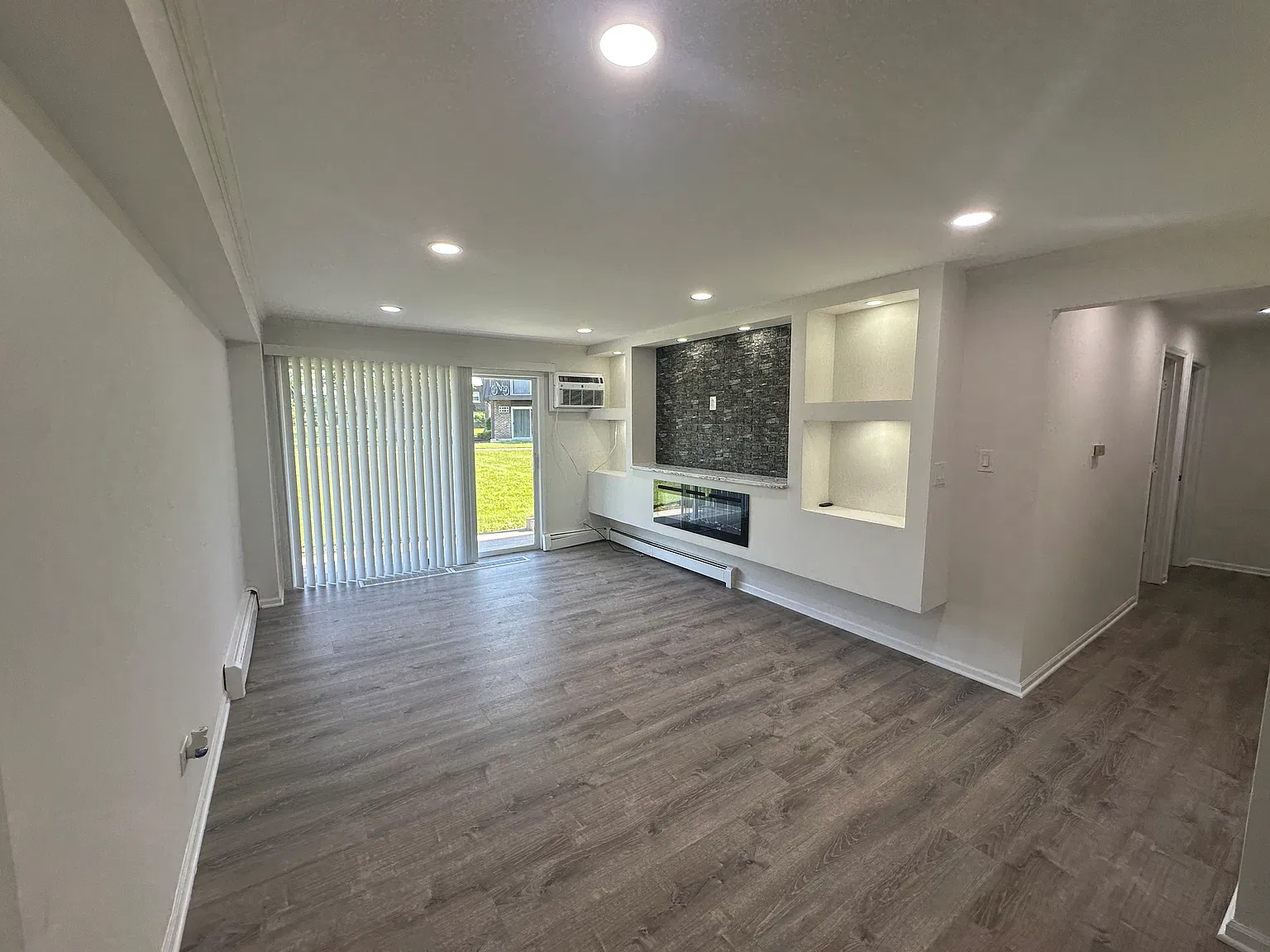 2 bed, 850 sqft, $2,000 — Photo 2