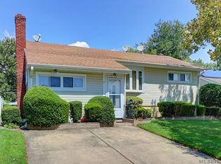 14 Eastwood Ln, Valley Stream, NY 11581