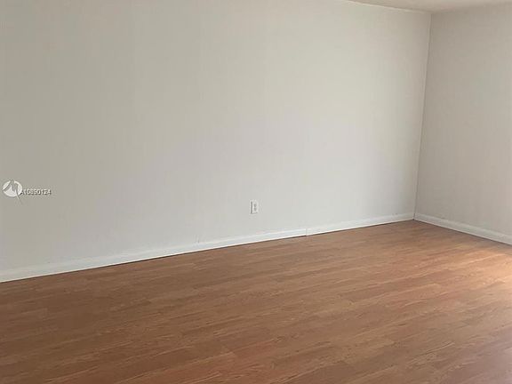4th image of 2000 NE 135th St #308