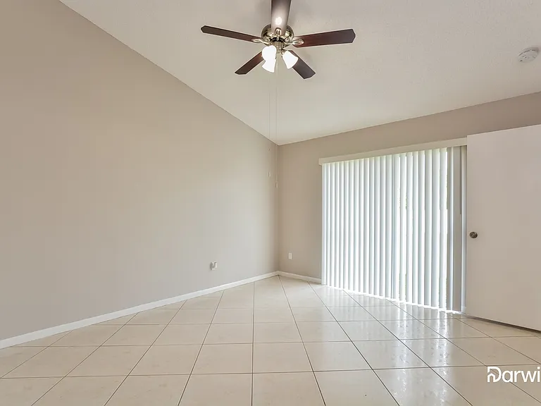 589 Tyler Ave — Photo 3