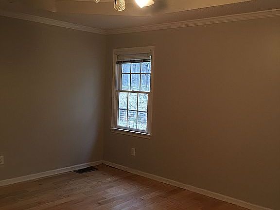 4th image of 215 Lofty Eagle Ln