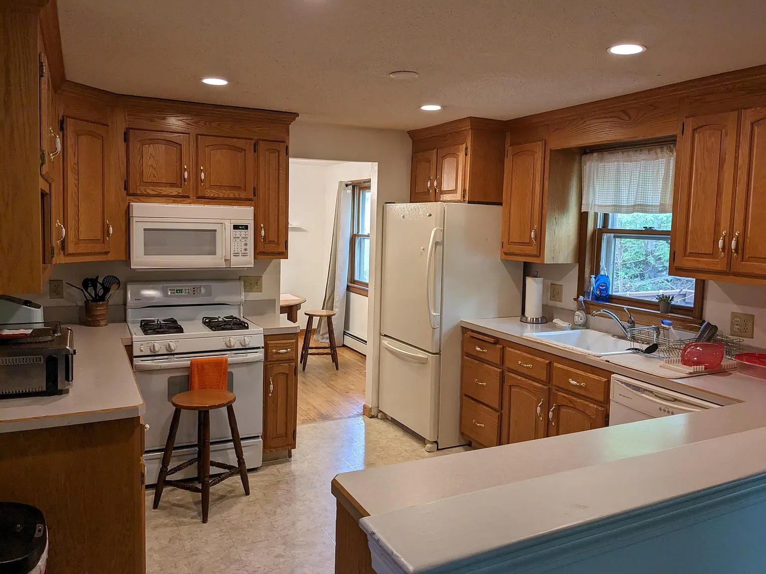 6 bed, 4.5 bath, 3288 sqft, $5,400 — Photo 3