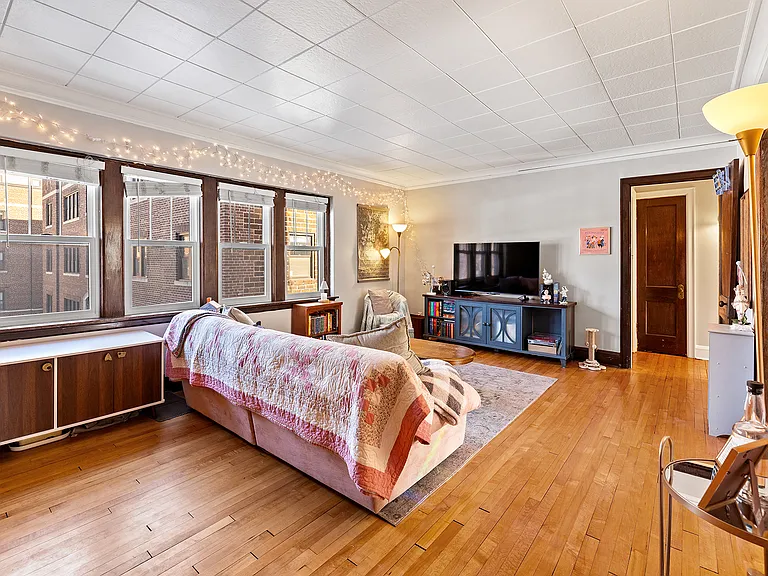 Oxford Apartments — Photo 11