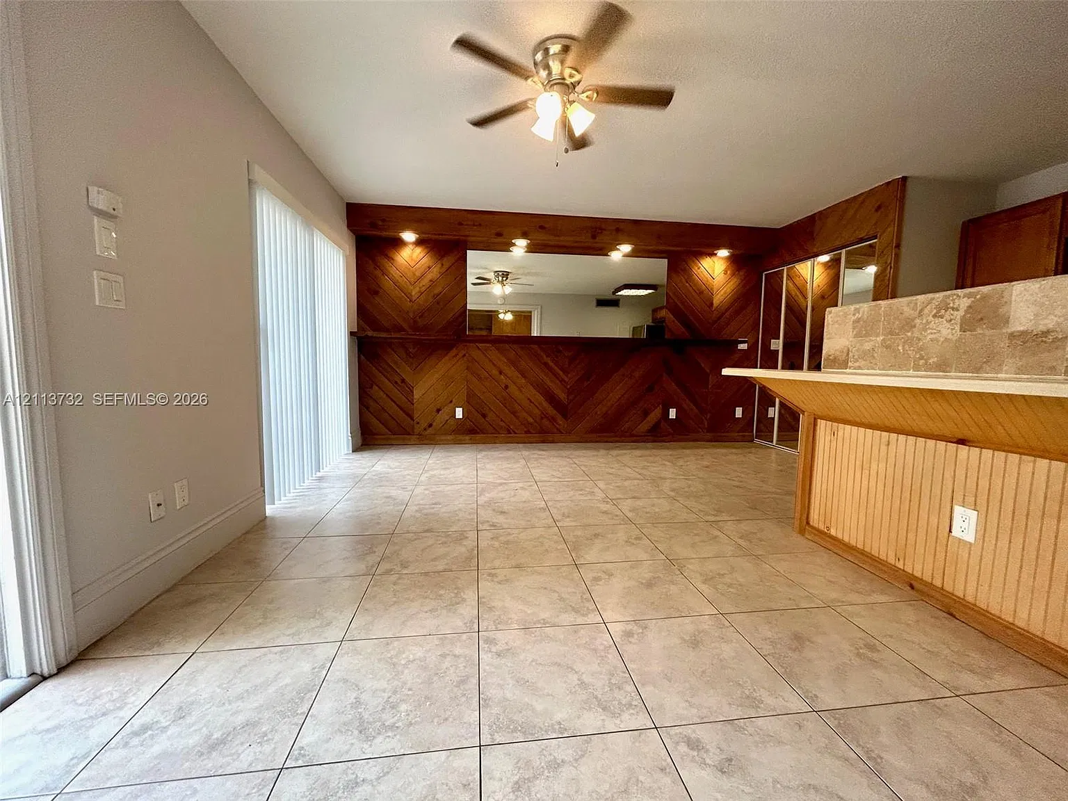 645 Executive Center Dr — Photo 2