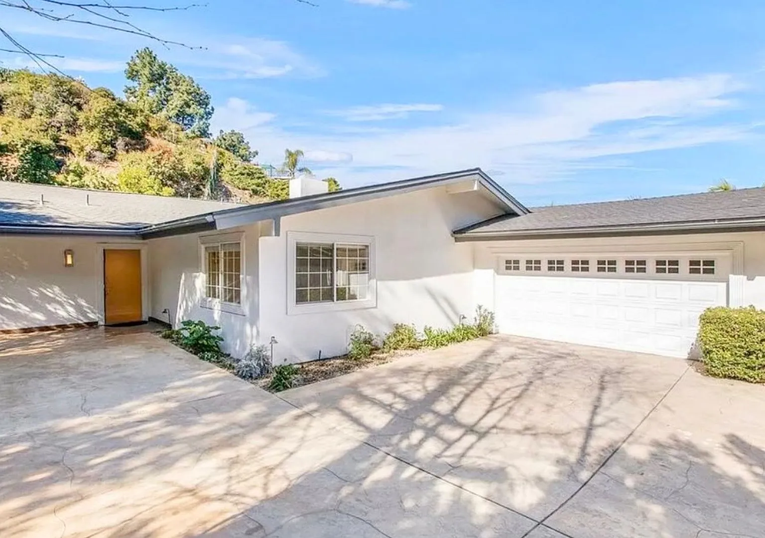 Gorgeous Encino Hills Home — Photo 2