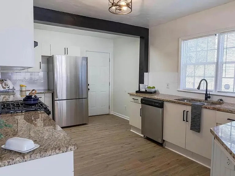 1362 Smith St — Photo 4