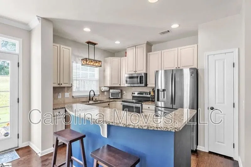 3 bed, 2.5 bath, 1562 sqft, $1,895 — Photo 3