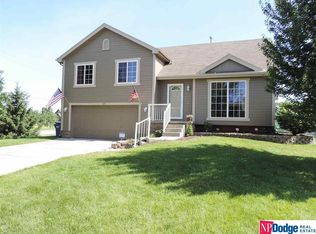 725 Fenwick St, Papillion, NE 68046