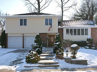 67 Green Dr, Roslyn, NY 11576