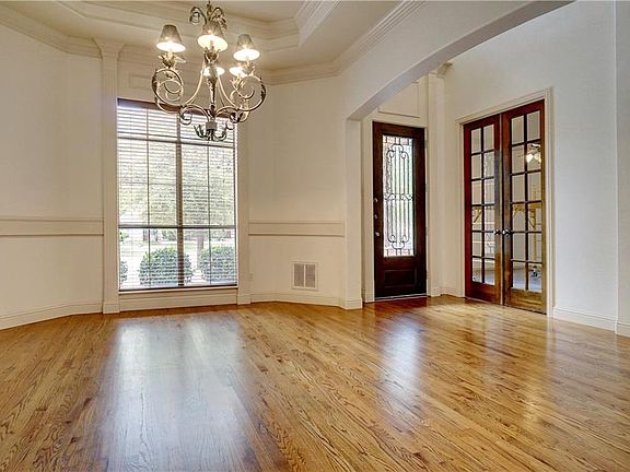 3rd image of 211 Versailles Ln