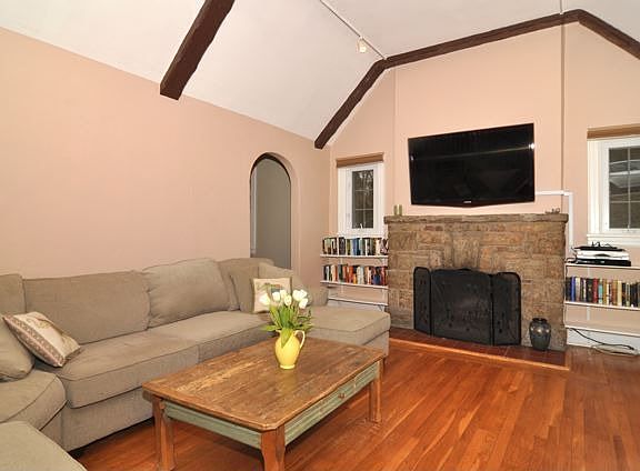 3rd image of 61 Stratford Ln