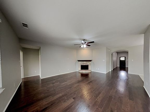 4th image of 620 Stableford St