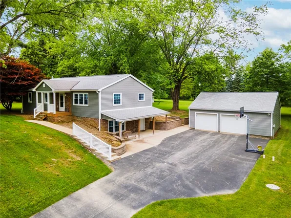 321 Green Acres Ln, New Castle, PA 16101
