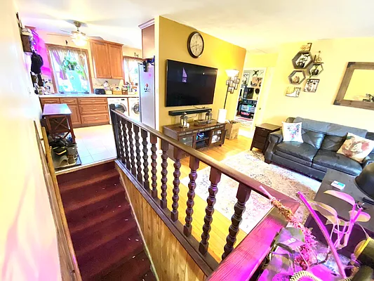 Sold by Winzone Realty Inc | media 9