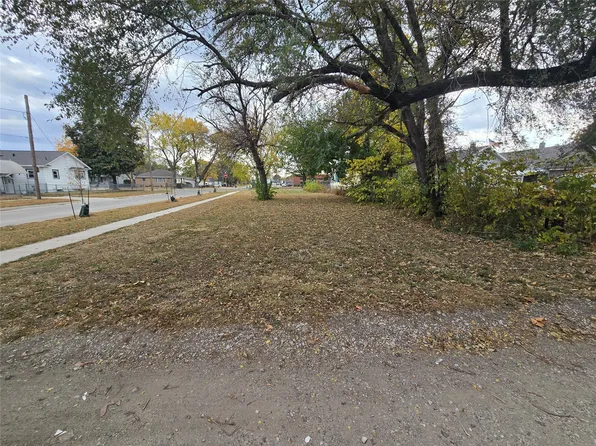 2158 E Walnut St, Des Moines, IA 50317