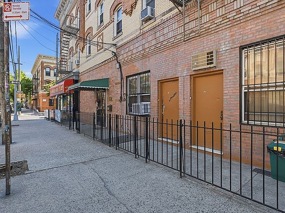 3rd image of 818 Onderdonk Ave