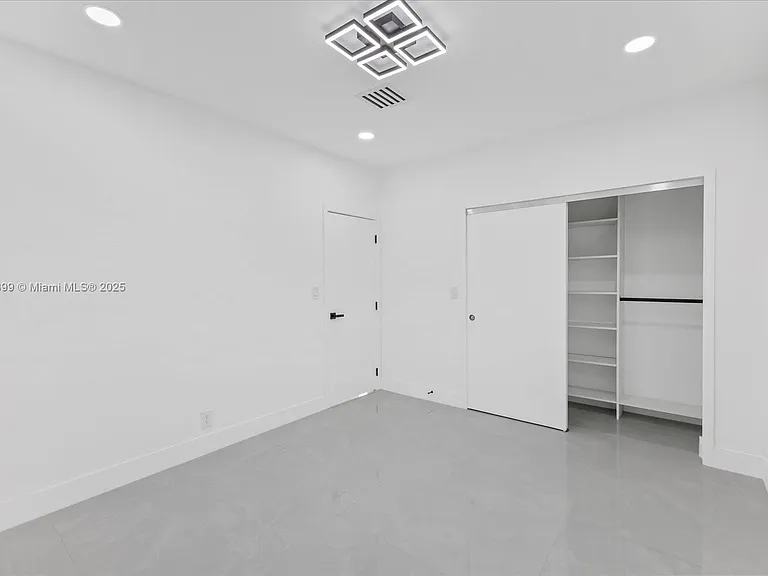 19511 NE 18th Pl — Photo 15