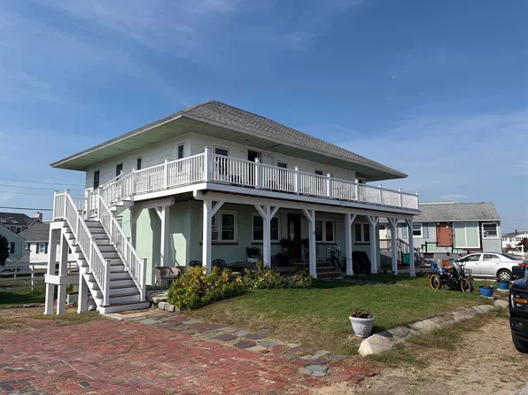 24 Campton St, Hampton, NH 03842