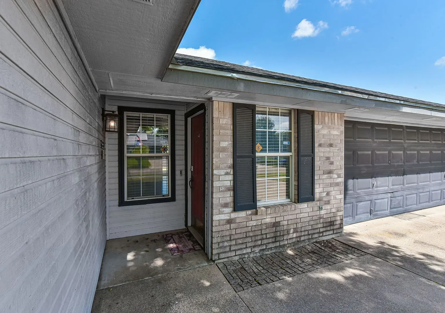 Spacious 3-Bedroom Home with Large Fenced Backyard! — Photo 4