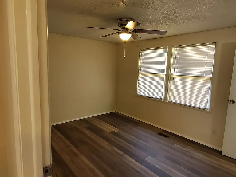 7402 Brigmore Dr — Photo 28