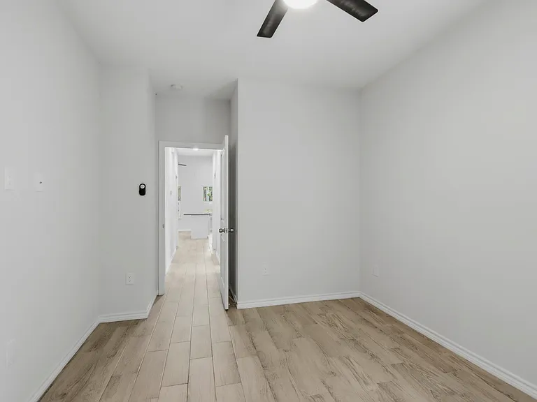 16902 Balmoral — Photo 17