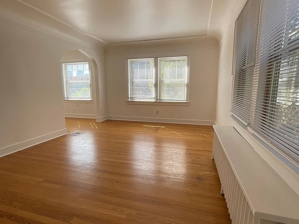 516 Summit Ave E #202