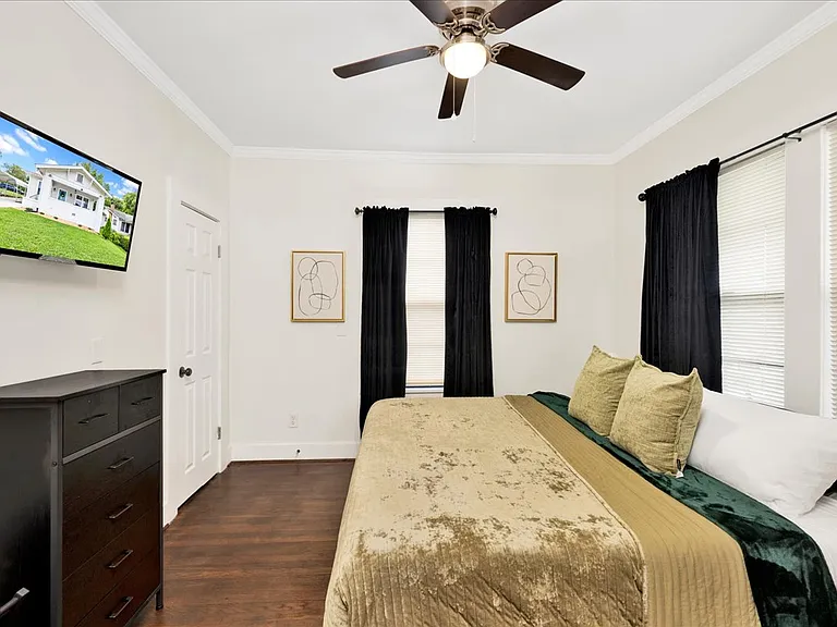 +Primary bedroom
+King bed
+32" TV