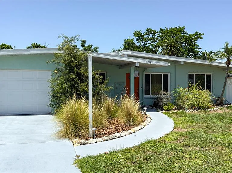 2215 Alvarado Ln — Photo 1