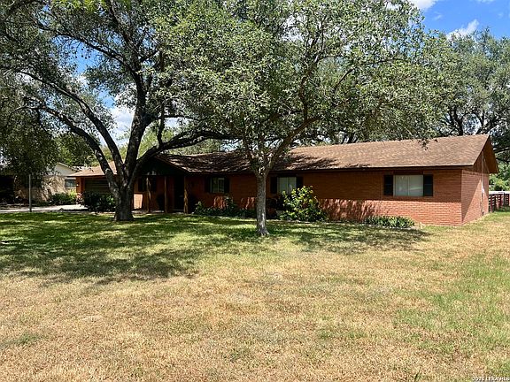 3rd image of 902 Oakridge Dr