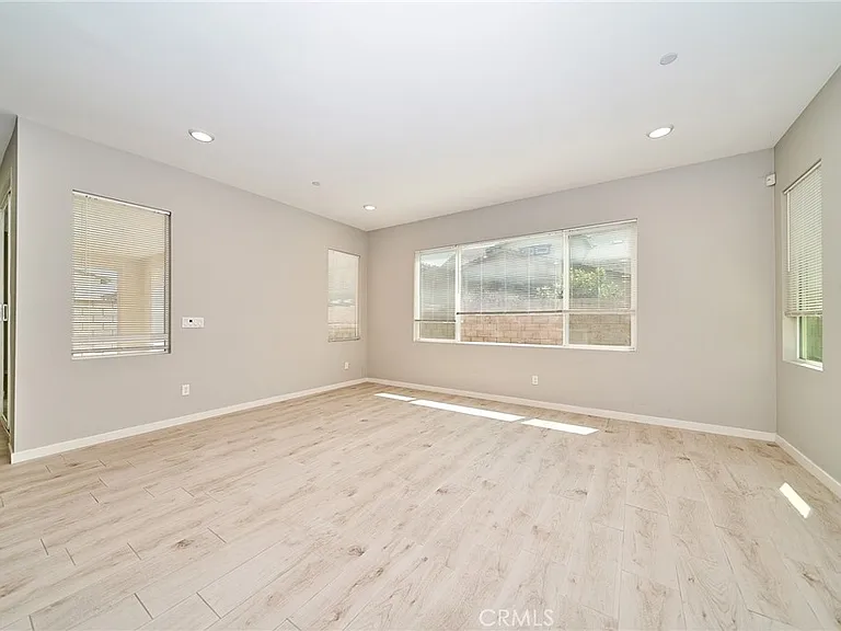 2622 E Embry Ln — Photo 20