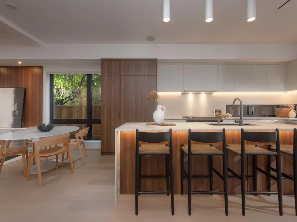 275 W 17th Ave #1, Vancouver, BC V5Y 1Z9