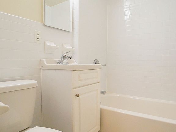 4th image of 305 E 94th St APT H