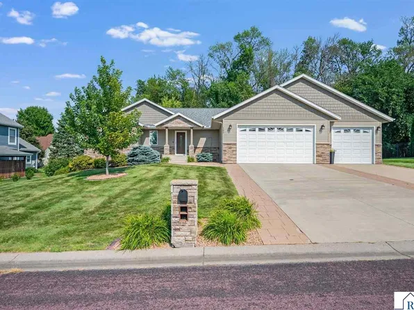 105 Hidden Oaks Cir, Mankato, MN 56001