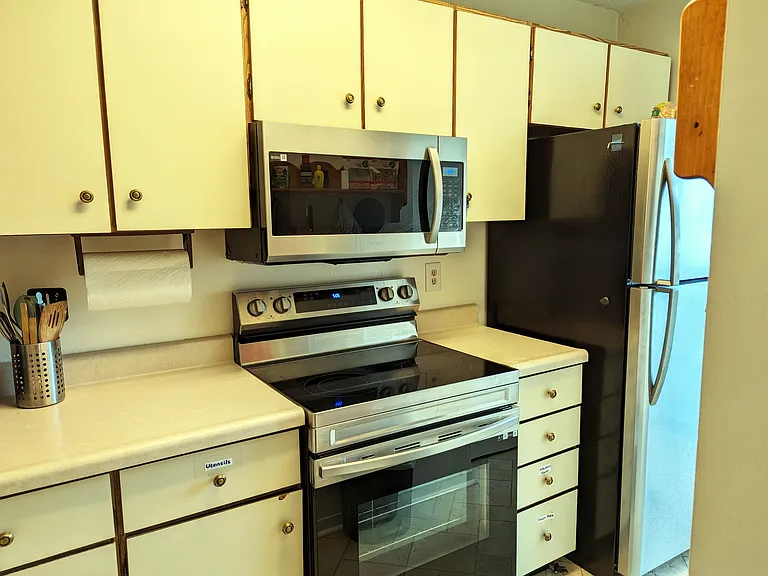 544 E Graham Pl — Photo 10