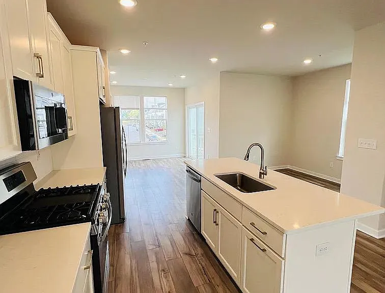 902 Magnolia Ln — Photo 3