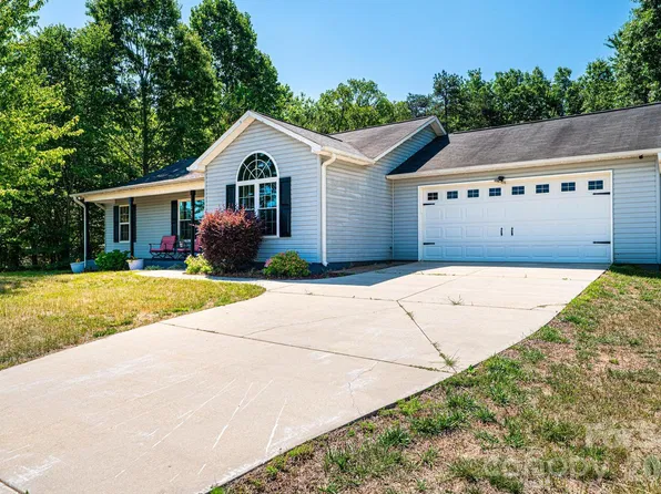 205 Winding Cedar Dr, Statesville, NC 28677