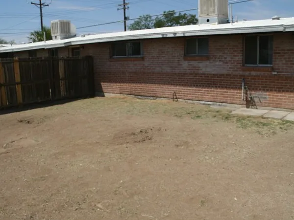 3506 E Blacklidge Dr — Photo 2