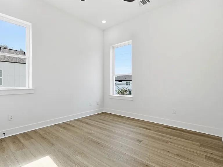 8904 Sunshine Laverne Ln — Photo 15