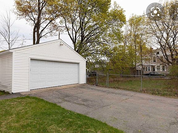 5th image of 447 Glen St
