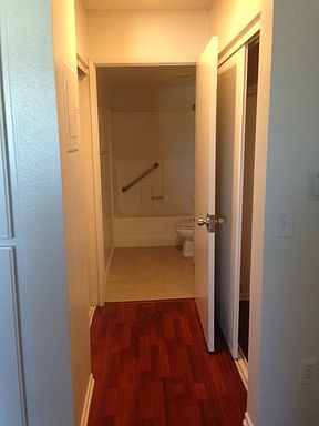 5th image of 633 Broad Ave APT 15