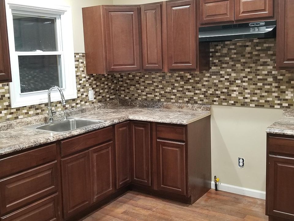 New Nice kitchen with new cabinets and backsplash