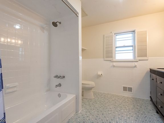 4th image of 109 Centennial Ave