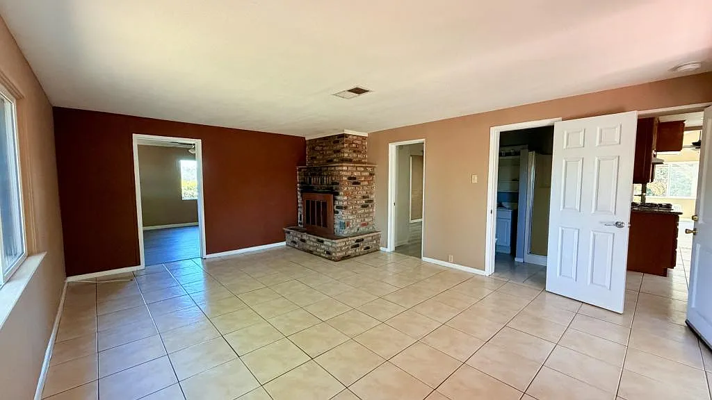 370 Las Flores Dr — Photo 3